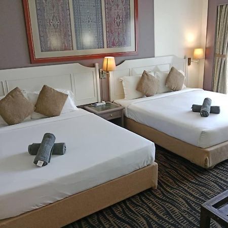 Rainbow Paradise Beachfront Penang Танджунг-Бунга Экстерьер фото