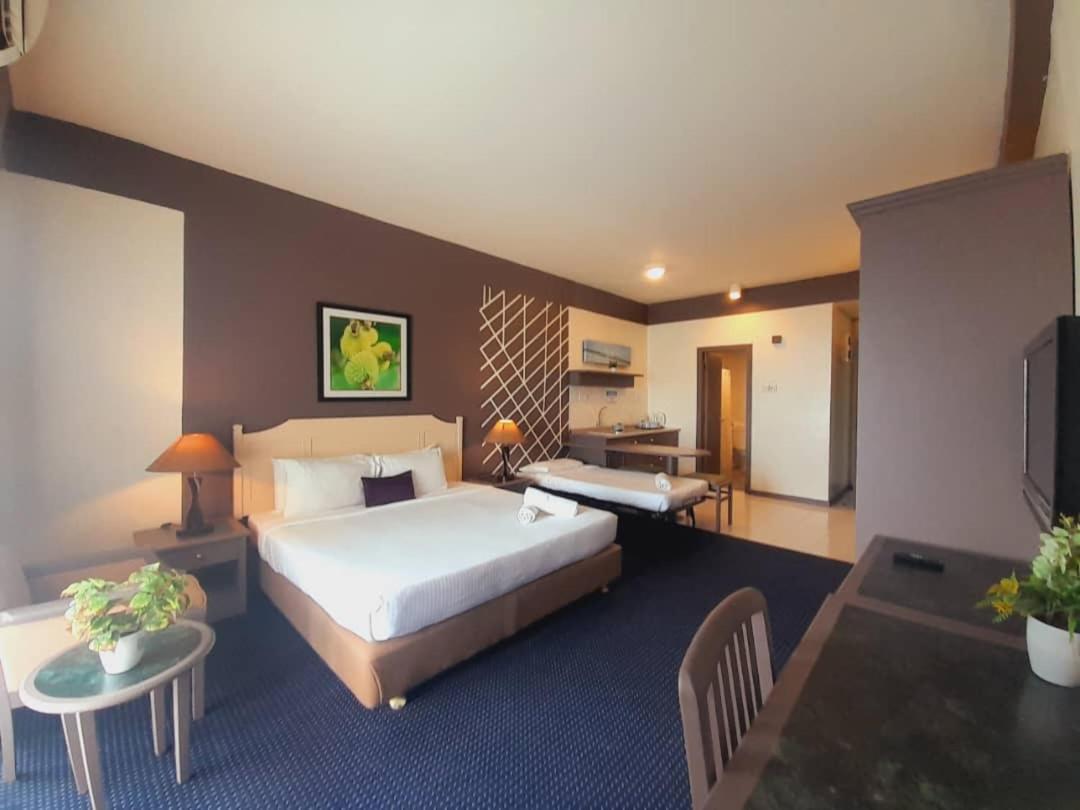Rainbow Paradise Beachfront Penang Танджунг-Бунга Экстерьер фото