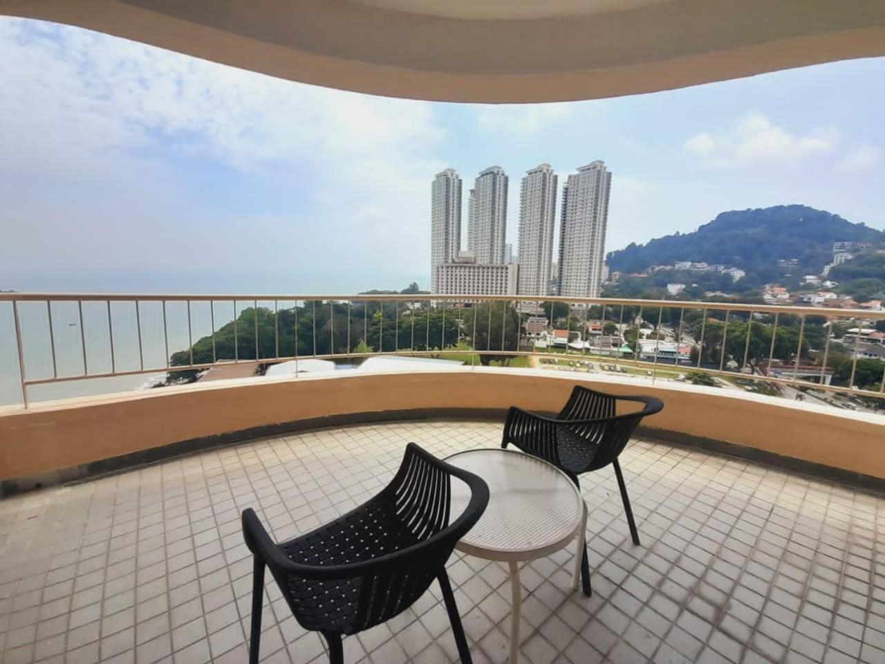 Rainbow Paradise Beachfront Penang Танджунг-Бунга Экстерьер фото