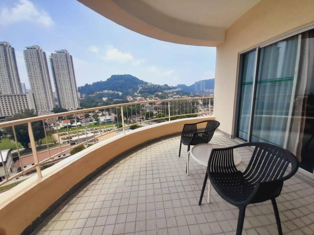 Rainbow Paradise Beachfront Penang Танджунг-Бунга Экстерьер фото