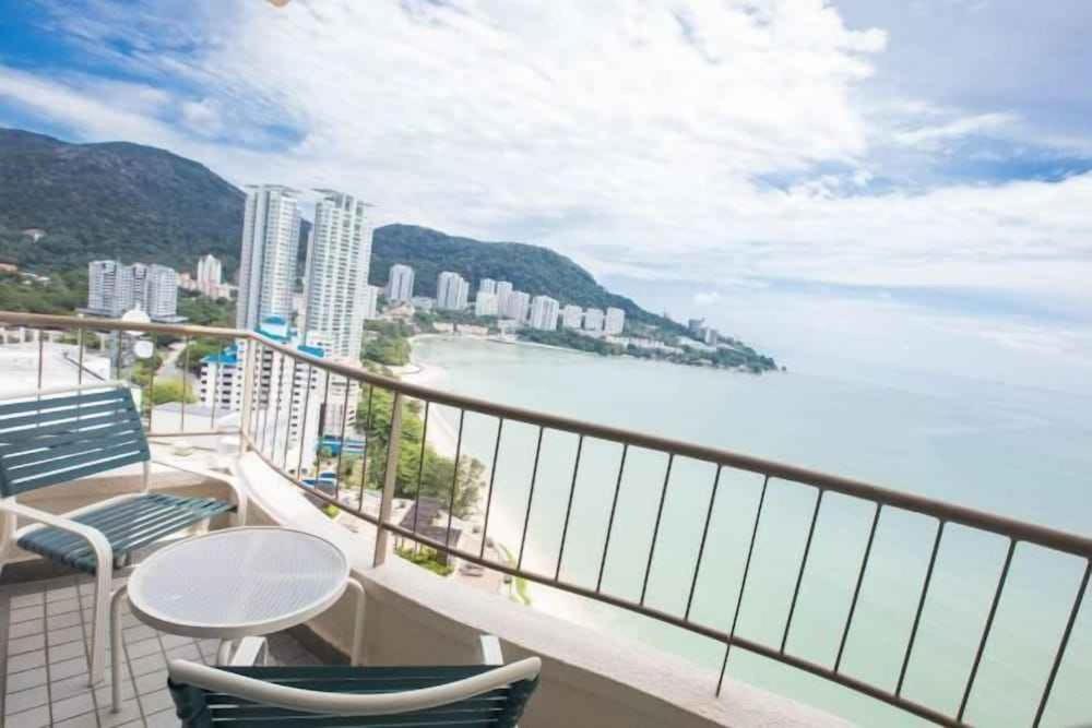 Rainbow Paradise Beachfront Penang Танджунг-Бунга Экстерьер фото